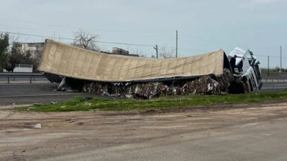 Mardin’de karton yüklü tır devrildi: 1 yaralı