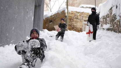 Mart kapıdan baktırdı: Bayburt güne 15 santimetre karla uyandı