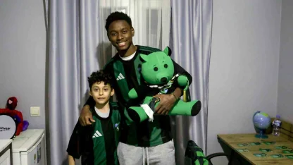 Maskot kostümünden futbolcu çıktı, çocuk taraftarın heyecandan elleri titredi