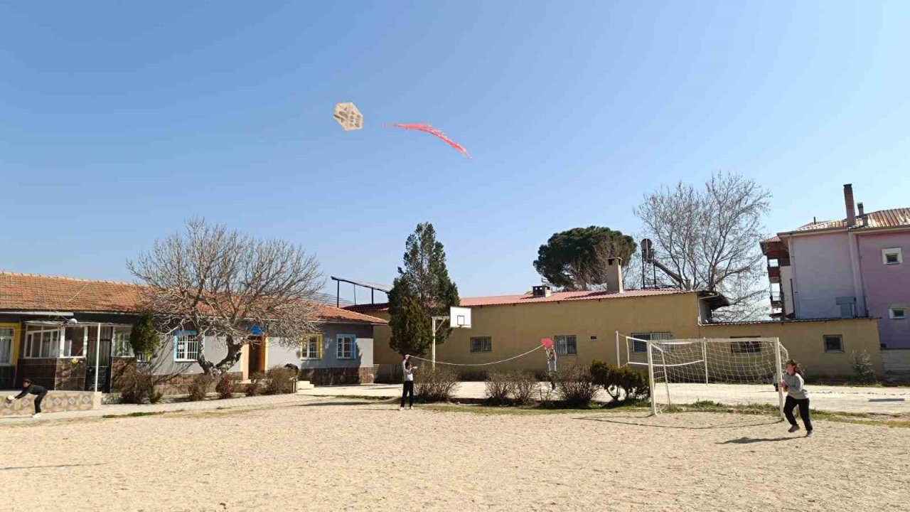 Matematiği uçurtmayla anlattı, öğrenciler hem eğlendi hem öğrendi