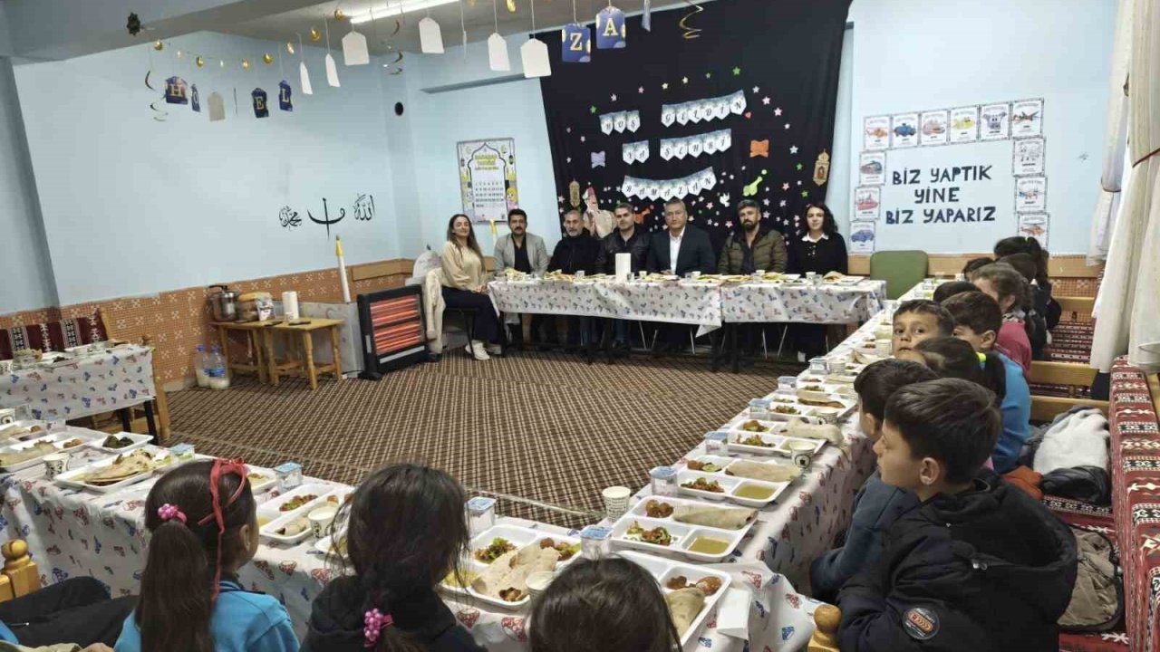 Mazıdağı İlçe Milli Eğitim Müdürü Aydıner, öğrencilerle iftarda buluştu