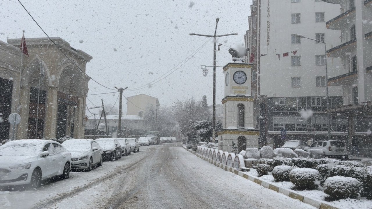 Mazıdağı’nda mart ayında kar yağışı etkili oldu