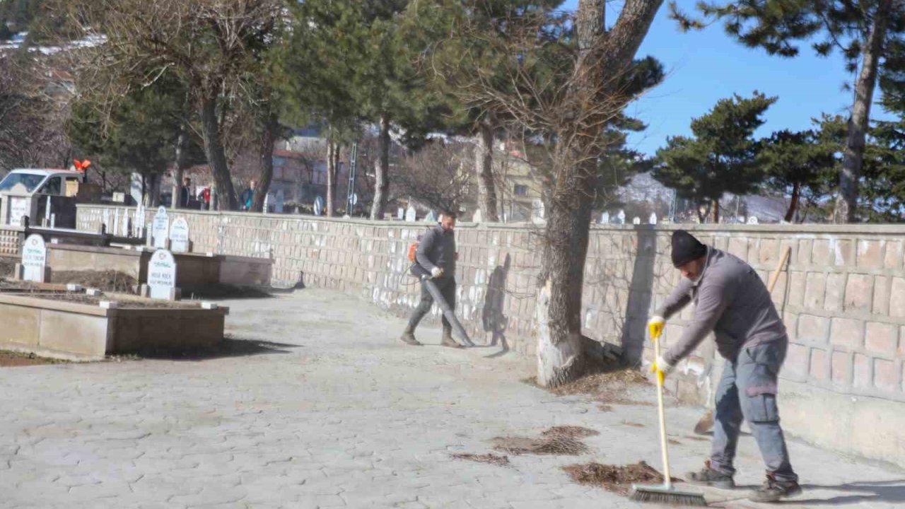 Melikgazi’de mezarlıklar bayram için temizlendi
