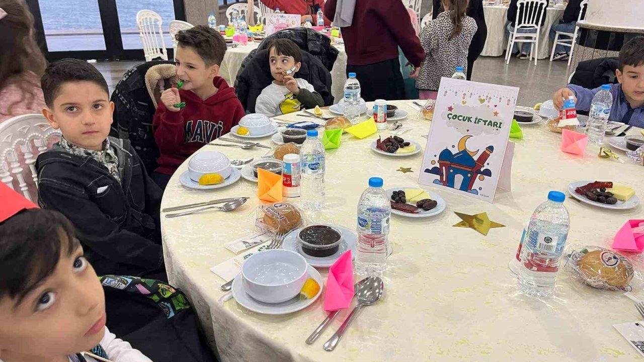 Merih Demiral’dan ilkokul öğretmenine jest