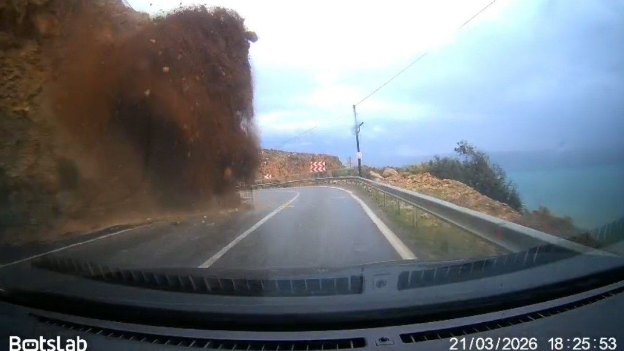 Mersin-Antalya yolundaki heyelan araç kamerasında