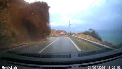 Mersin-Antalya yolundaki heyelan araç kamerasında