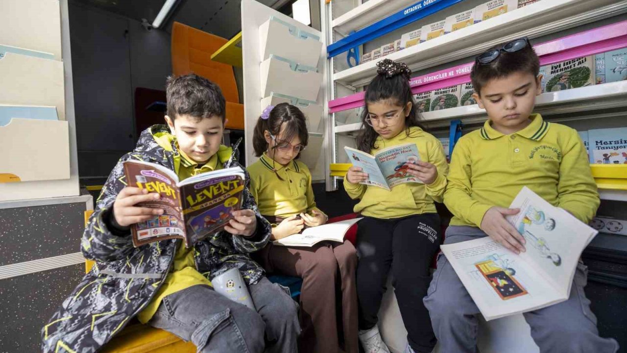 Mersin’de çocuklar tiyatro ve Kitobüs ile buluştu