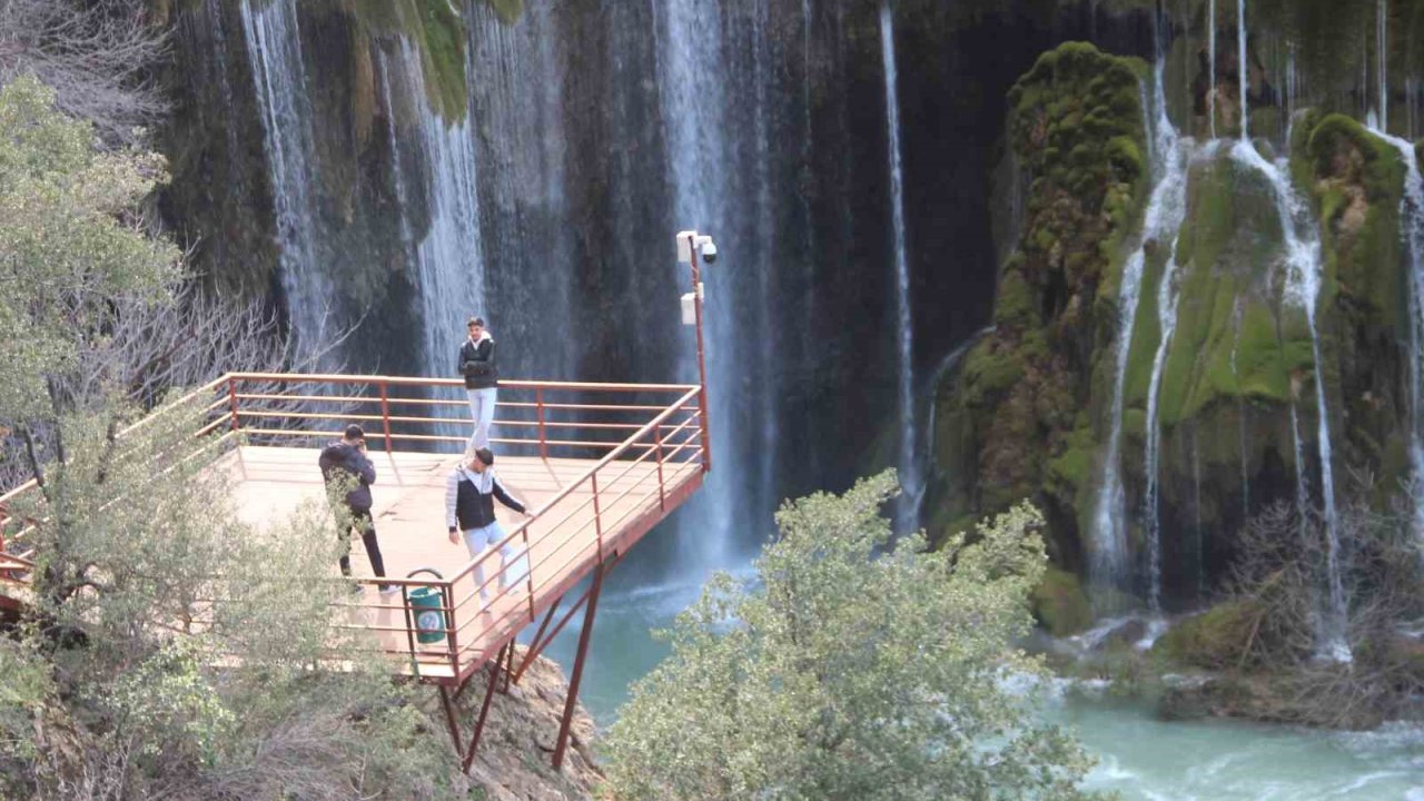 Mersin’in saklı cenneti Yerköprü Şelalesi ziyaretçileri hayran bırakıyor