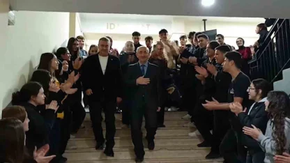 Meslek hayatında 50 bin öğrencinin hayatına dokunan 40 yıllık öğretmene alkışlar içerisinde hüzünlü veda