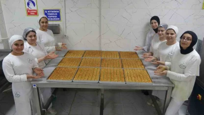 Meslek liseli kızların Ramazan’da baklava mesaisi