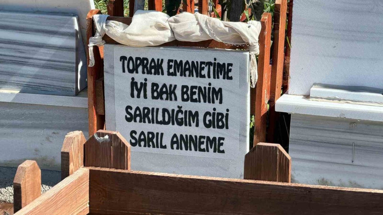 Mezar taşlarındaki her bir yazı hüzne boğuyor
