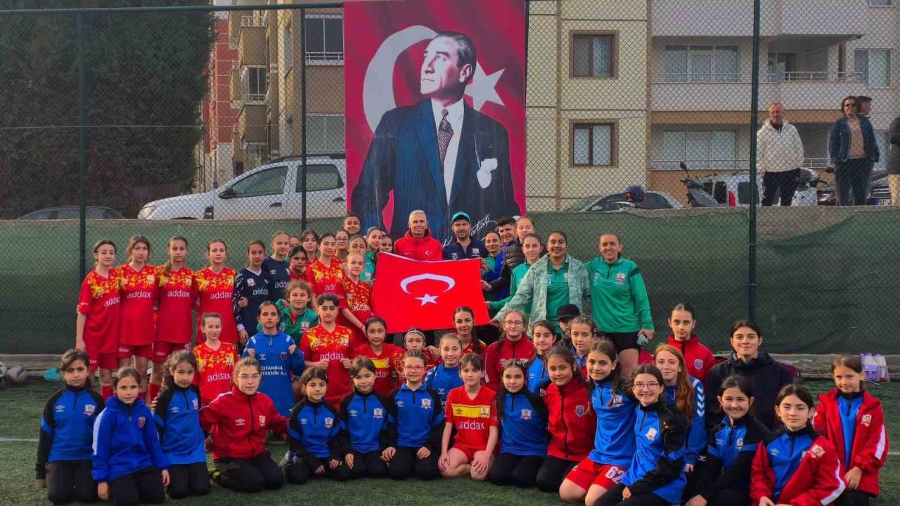 Milli Takımlar Kaleci Departmanı Koordinatörü Alper Boğuşlu Bilecik Kolej Spor Kulübünü ziyaret etti