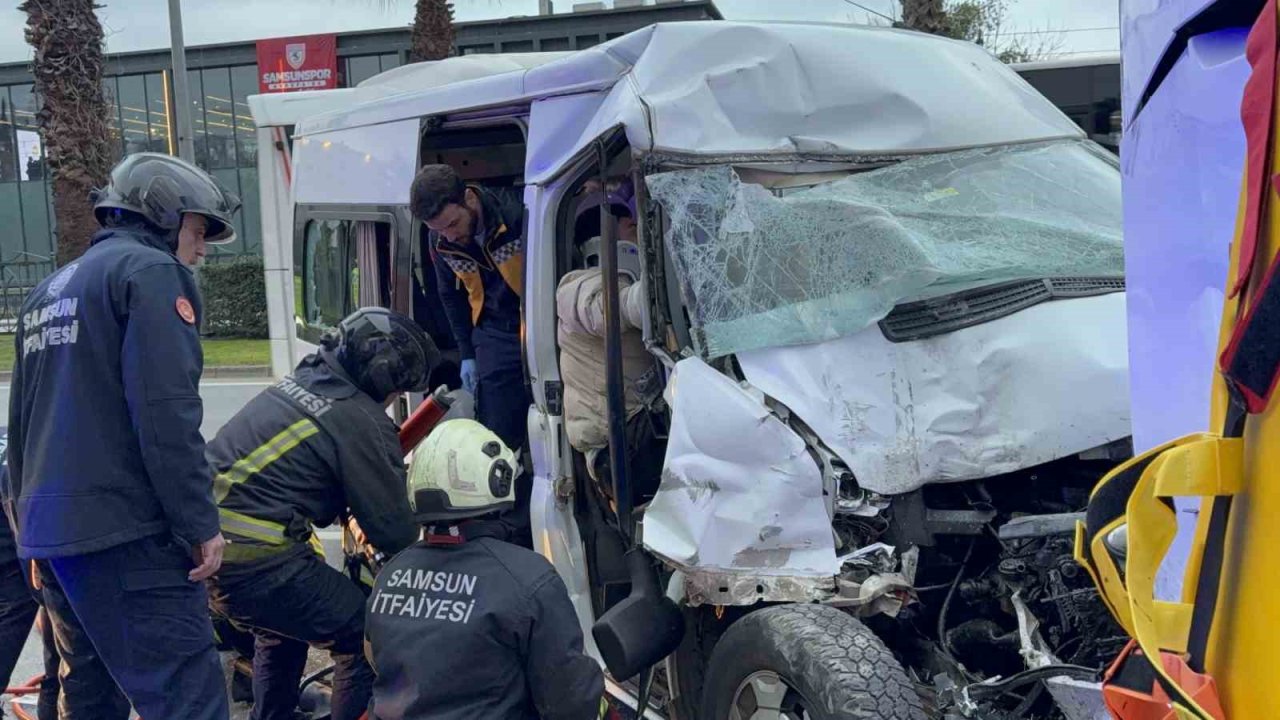 Minibüs, hafif ticari araç ve otobüse çarptı: 7 yaralı