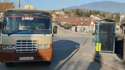 Minibüsle çarpışan motosikletteki 2 kişi yaralandı