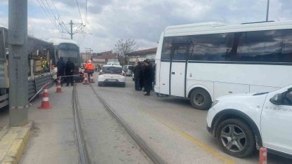 Minibüsle çarpışan tramvay raydan çıktı