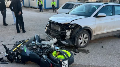 Motosiklet ile otomobil çarpıştı: 1 yaralı