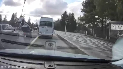 Motosiklet sürücüsünün tehlikeli anları kameraya yansıdı