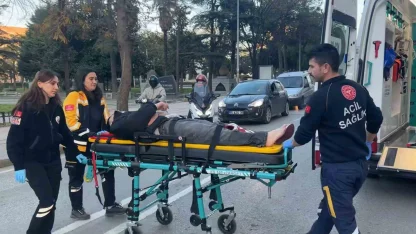 Motosiklet yayaya çarptı: 2 yaralı