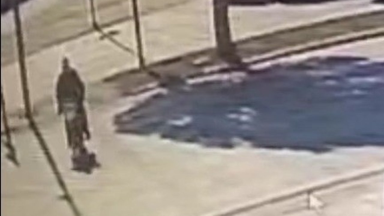 Motosikletiyle yaya geçidinden geçmek isteyen adamın hayatını kaybettiği kaza anları ortaya çıktı