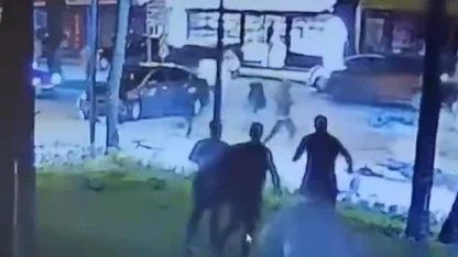 Motosikletlinin metrelerce sürüklendiği feci kaza kamerada