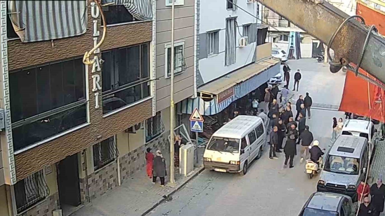 Motosikletliye çarpmamak için bakkala girdi
