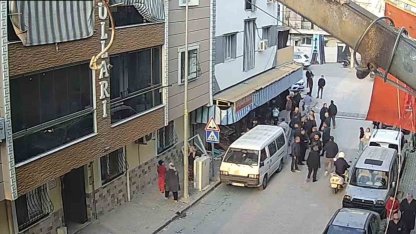 Motosikletliye çarpmamak için bakkala girdi