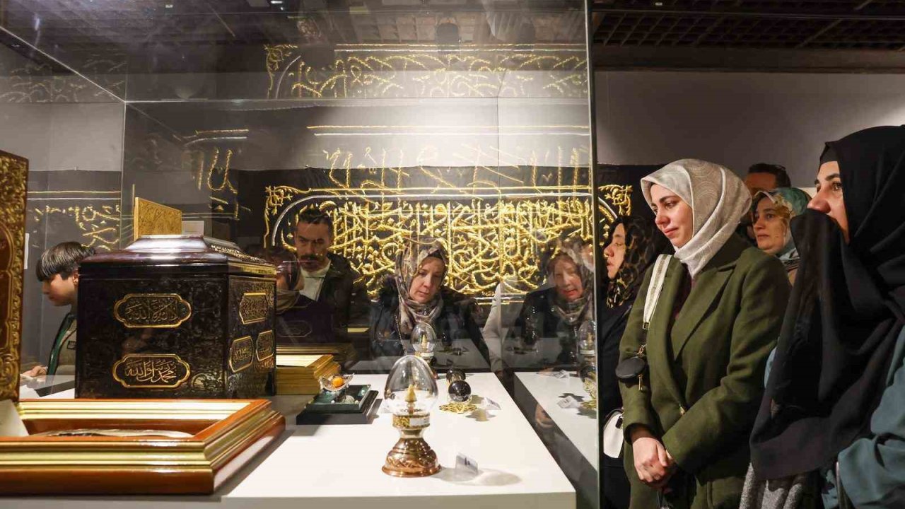 Mukaddes Emanetler Sergisi’ne yoğun ilgi