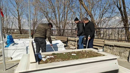 Muş’ta bayram öncesi şehit mezarlıklarında bakım ve temizlik yapıldı