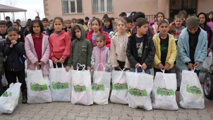 Muş’un ücra köylerindeki bin çocuğa bayram sevinci