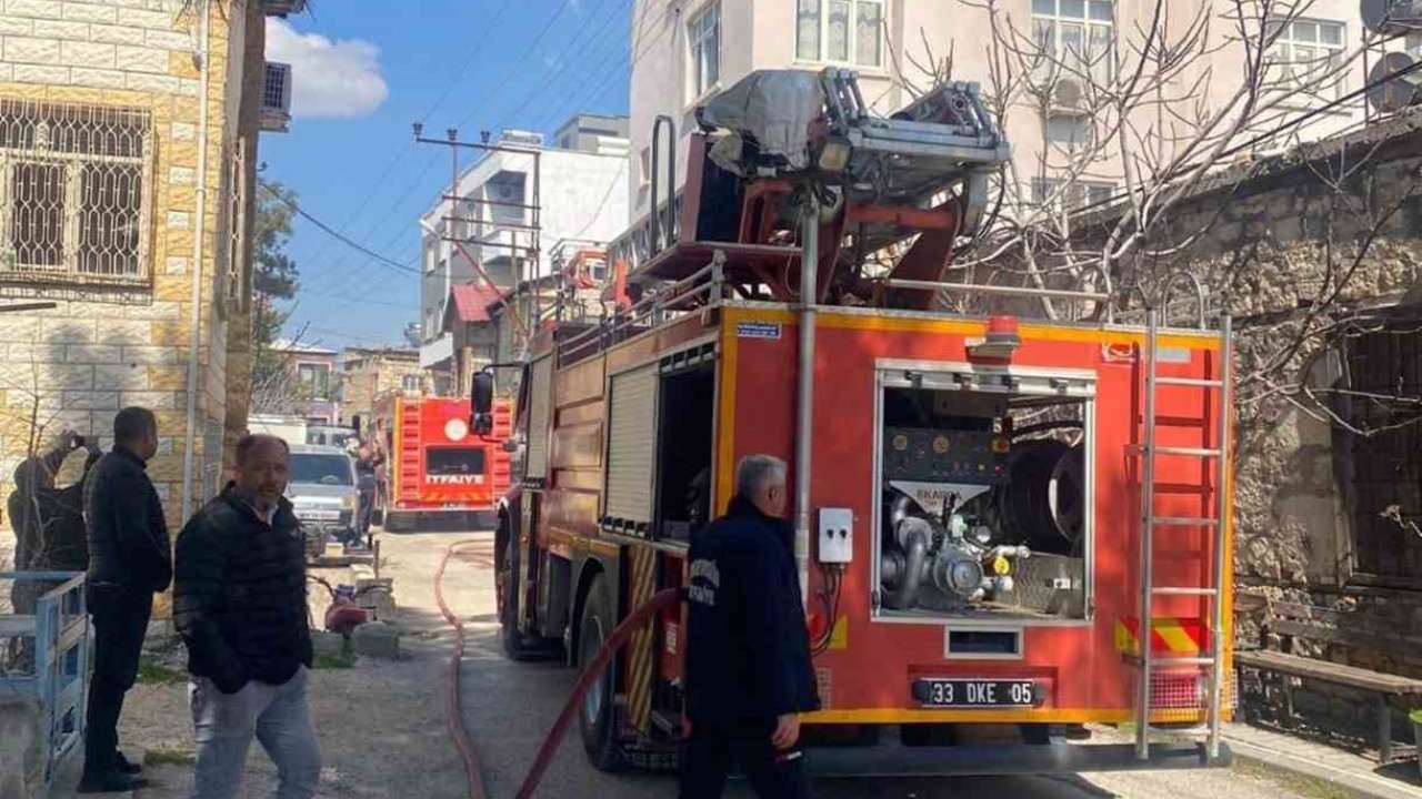 Mut’ta bir evin çatı katında çıkan yangın korkuttu