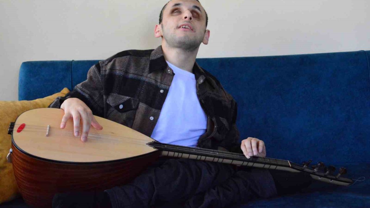 Müzik aşkı engellerini aştı: Çaldığı enstrümanlarla hayata tutunuyor