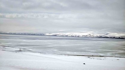 Nazik Gölü’nde buzların çözülmesi bu yıl gecikti