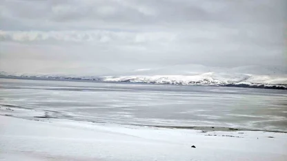 Nazik Gölü’nde buzların çözülmesi bu yıl gecikti