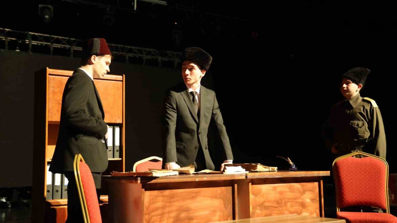 Öğrenciler, Mehmet Akif Ersoy’u tiyatro ve resim sergisiyle anlattı