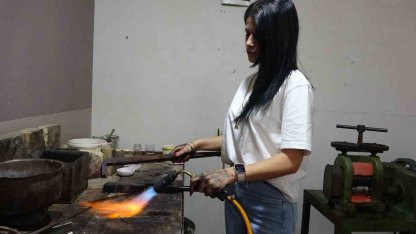 Ojeli tırnaklarıyla erkek egemen meslekte usta oldu