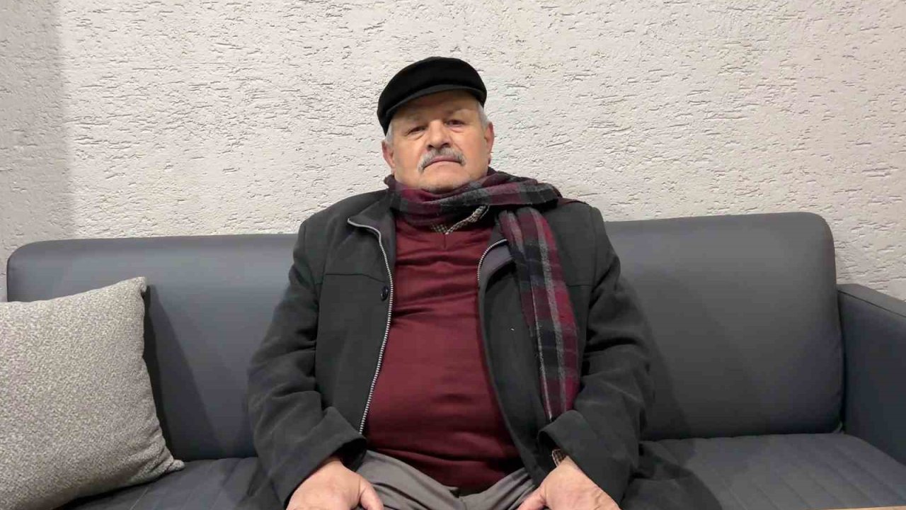 Öptü, yerine astı: "Bayrağı olmayanın milleti olmaz"