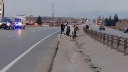 Orta refüje devrilen hafif ticari araçta 5 kişi yaralandı