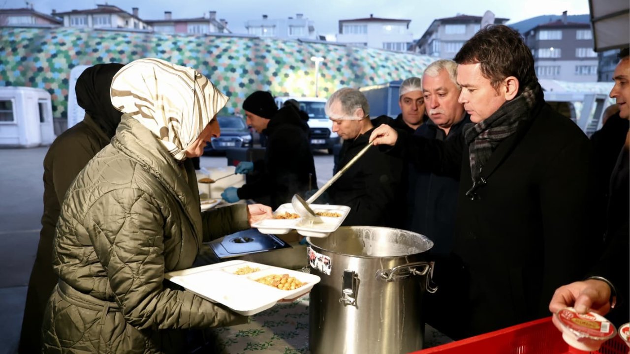 Osmangazi Belediyesi’nin iftar sofrasında yüzlerce kişi bir araya geldi