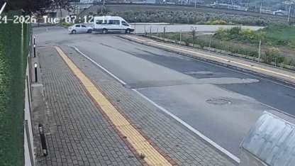 Osmaniye’de alt geçitte kaza kamerada: Otomobil ile minibüs çarpıştı