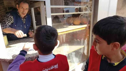 Osmaniye’de minik öğrencilerden askıda ekmek kampanyasına destek