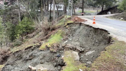 Osmaniye’de yoğun yağmur sonrası yol çöktü