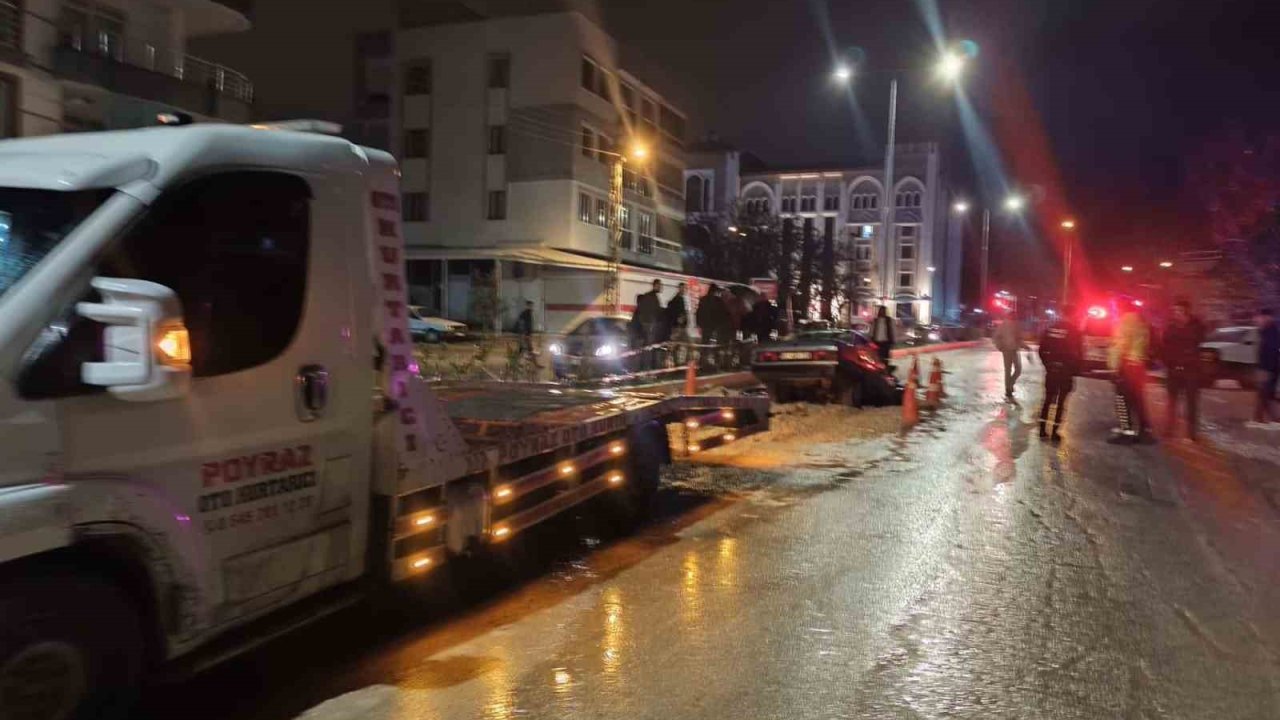 Otomobil alt yapı çukuruna düştü: 1 yaralı