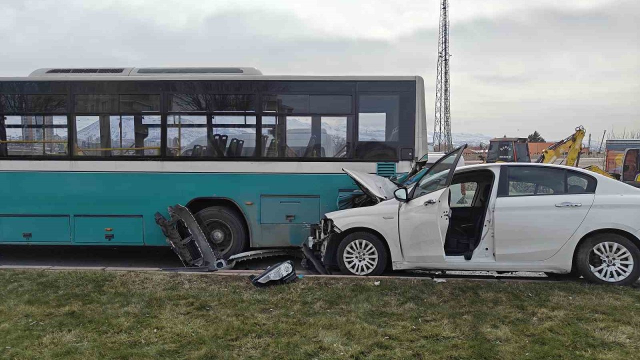 Otomobil halk otobüsüne çarptı, maddi hasar oluştu