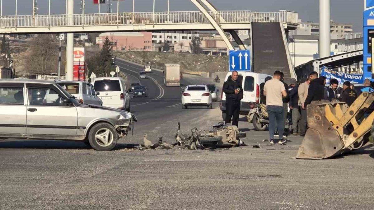 Otomobil ile çarpışan motosiklet sürücüsü ağır yaralandı