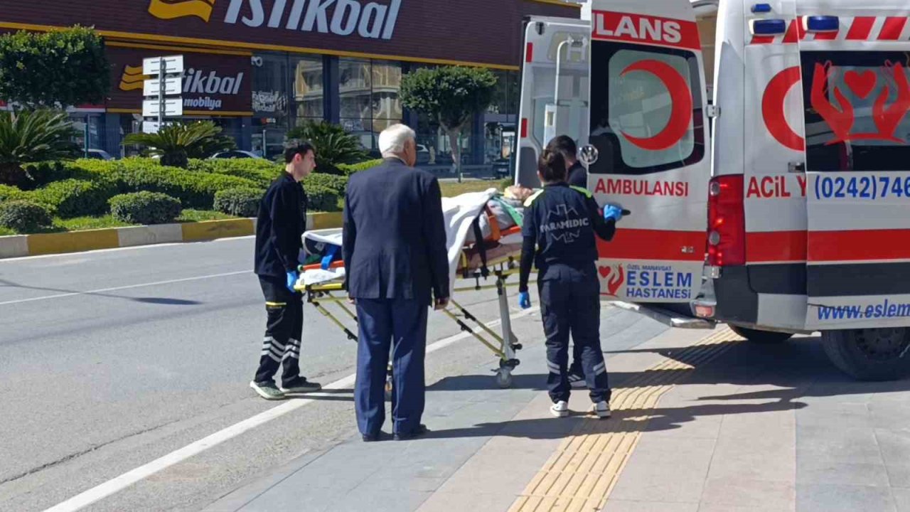 Otomobil kaldırım taşına çarptı: 1 yaralı