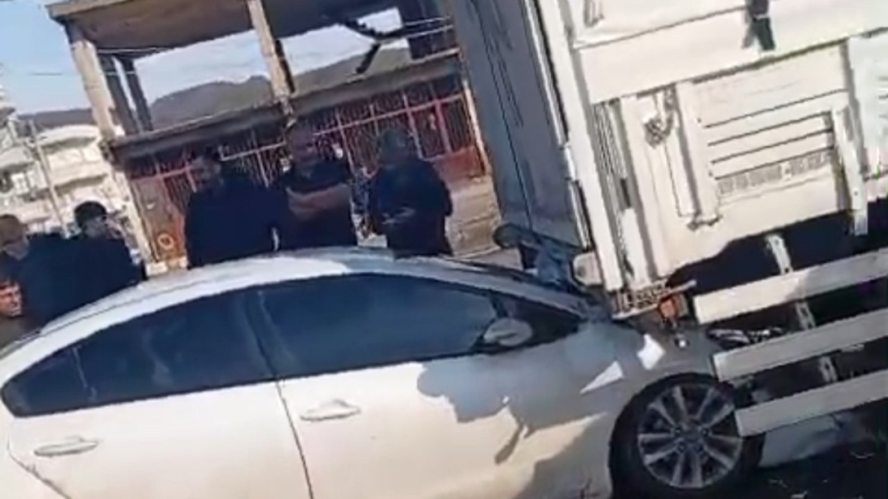 Otomobil kırmızı ışıkta bekleyen tıra çarptı, sürücü yaralandı