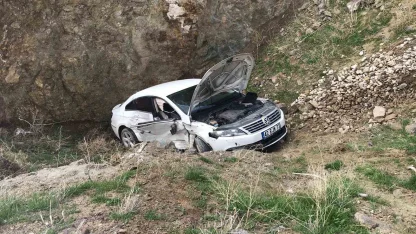 Otomobil park halindeki araca çarptıktan sonra şarampole uçtu: 2 yaralı