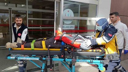 Otomobil reklam direğine çarptı:3 yaralı