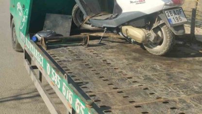 Otomobille çarpışan motosikletli kurye yaralandı