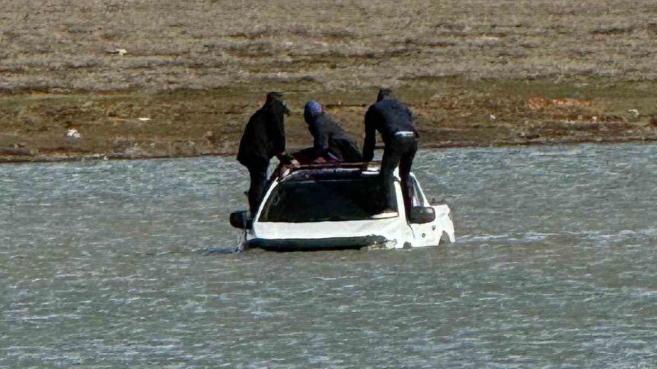 Otomobille girdikleri gölde mahsur kaldılar